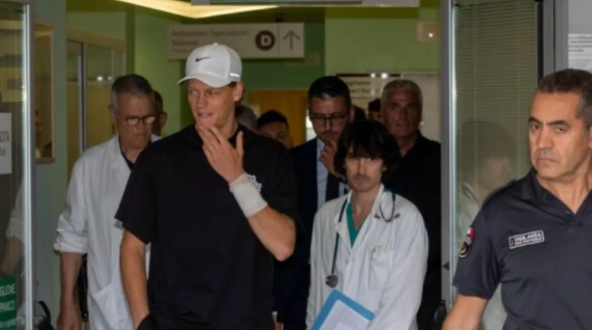 Jannik Sinner esce dall'ospedale San Raffaele Milano con il professor Zangrillo - accertamenti dopo malore Roland Garros giugno 2026