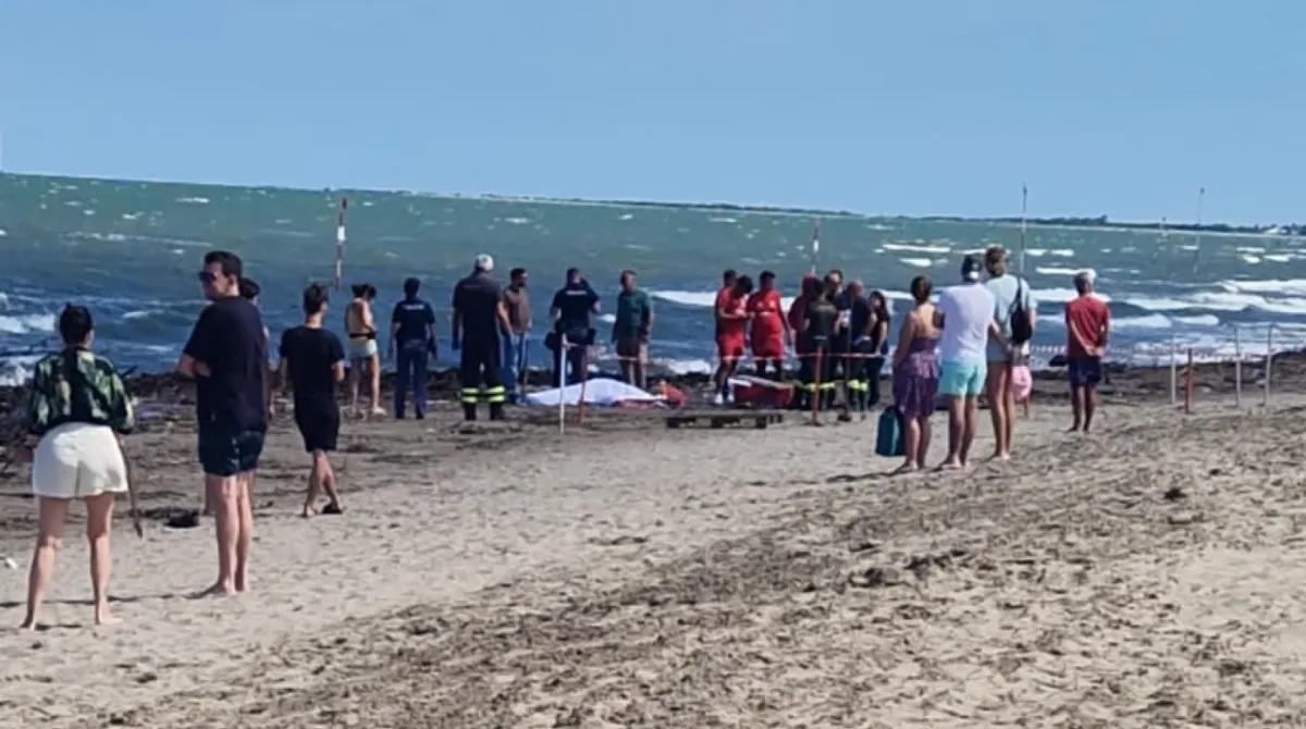 Un cadavere è stato rinvenuto sul litorale di Rosolina Mare, vicino al Bagno Perla. Indagini della Polizia di Stato per identificare la vittima e chiarire le cause.