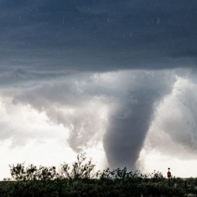Tromba d’aria in Italia, volano alberi e rami. Bilancio terribile
