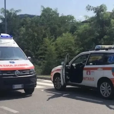 Tragedia sulla statale del Verbano: auto travolge gruppo di ragazzi, muore una 17enne