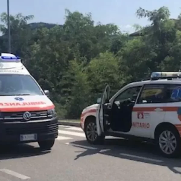 Tragedia sulla statale del Verbano: auto travolge gruppo di ragazzi, muore una 17enne