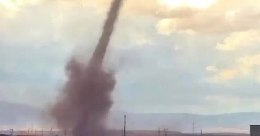 Tromba d’aria nel Foggiano, il vortice nel cielo immortalato dai cittadini: le immagini