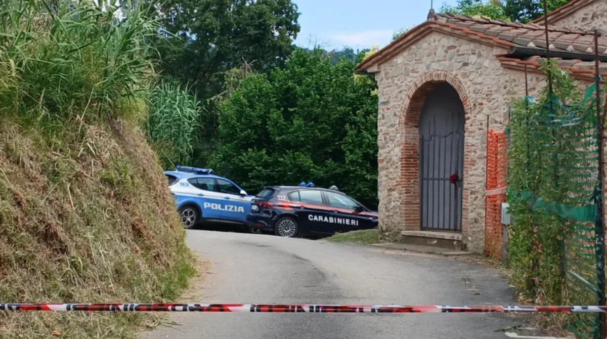 Carabinieri e soccorritori intervenuti a Camaiore dopo la tragedia familiare costata la vita a madre e figlio