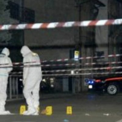 Coltellate al petto davanti al supermercato, muore giovanissimo