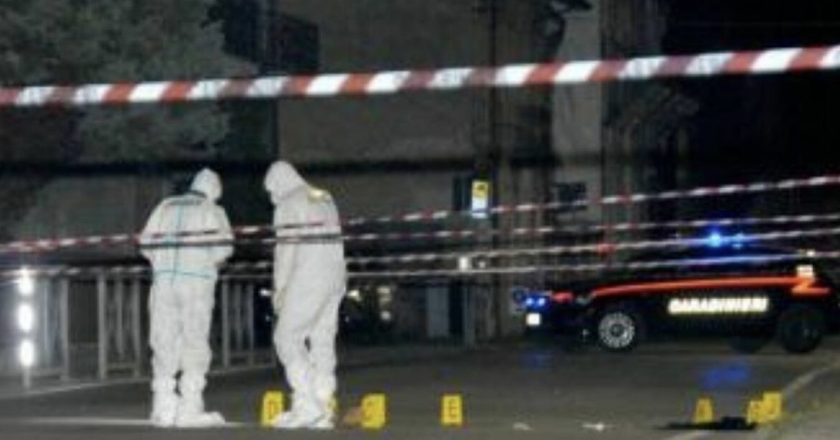Coltellate al petto davanti al supermercato, muore giovanissimo