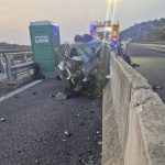 Schianto violentissimo contro lo spartitraffico: morte atroce