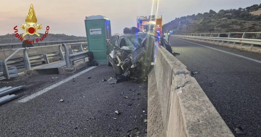 Schianto violentissimo contro lo spartitraffico: morte atroce