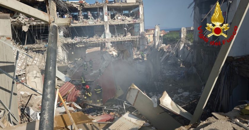 Crollo edificio in Italia, la drammatica notizia: di chi è il corpo estratto senza vita