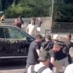 Proteste davanti al Parlamento: uova e pomodori contro le auto dei deputati