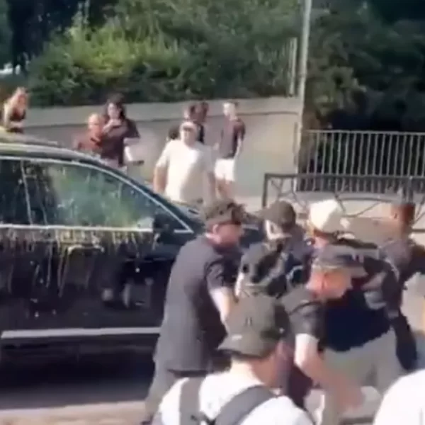 Proteste davanti al Parlamento: uova e pomodori contro le auto dei deputati