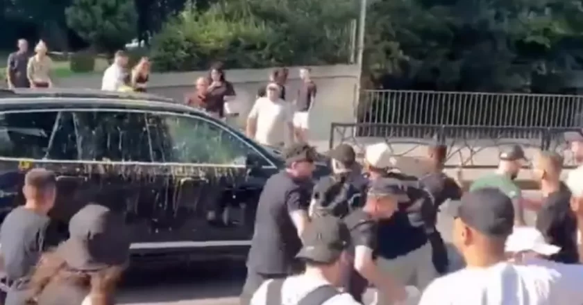Proteste davanti al Parlamento: uova e pomodori contro le auto dei deputati