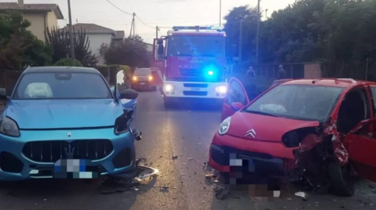 Carabinieri impegnati nei rilievi dopo uno scontro frontale avvenuto lungo una strada del Trevigiano