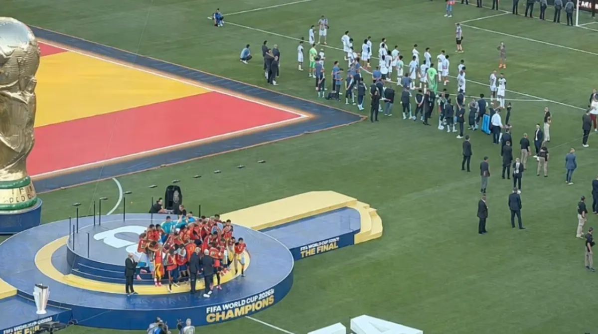 I calciatori dell'Argentina durante la cerimonia di premiazione della finale dei Mondiali 2026 vinta dalla Spagna