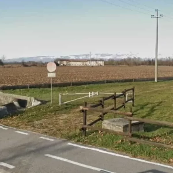 Codroipo, cadavere carbonizzato in una canaletta nelle campagne: accanto al corpo tanica di benzina e acido. Indagini in corso