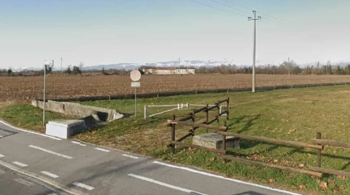 Cadavere carbonizzato trovato in una canaletta nelle campagne di Codroipo, indagini dei carabinieri tra le ipotesi di gesto volontario e omicidio