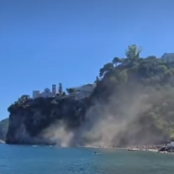 Frana sulla spiaggia in Italia: crolla un costone roccioso tra ombrelloni e bagnanti