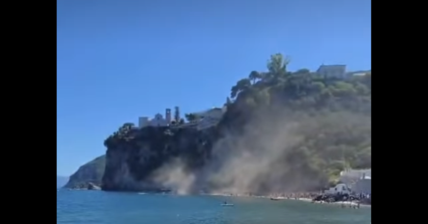 Frana sulla spiaggia in Italia: crolla un costone roccioso tra ombrelloni e bagnanti​