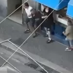 Genova, tenta lo scippo a Sampierdarena e rischia il linciaggio: arrestato 31enne, scoppia il caso politico – VIDEO
