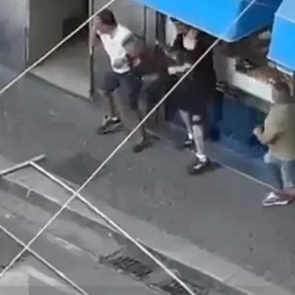Genova, tenta lo scippo a Sampierdarena e rischia il linciaggio: arrestato 31enne, scoppia il caso politico – VIDEO