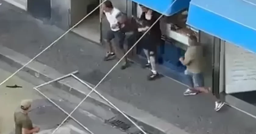 Genova, tenta lo scippo a Sampierdarena e rischia il linciaggio: arrestato 31enne, scoppia il caso politico – VIDEO