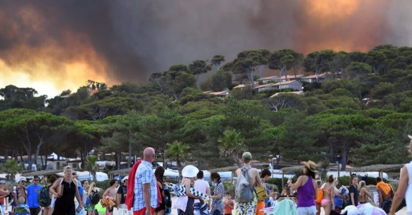 Incendio choc nella località turistica, evacuata la coppia super vip. Poi il loro annuncio commovente