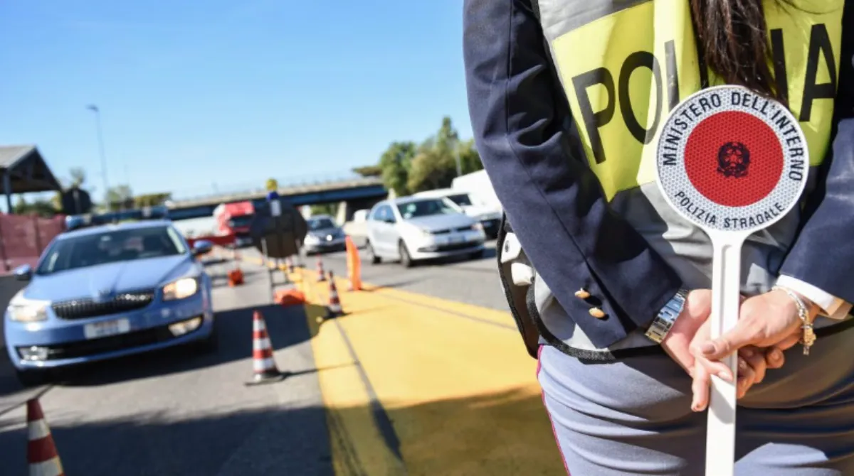 Incidente stradale sull'autostrada A1 alla diramazione di Capodichino con auto ribaltata e code sulla Tangenziale di Napoli