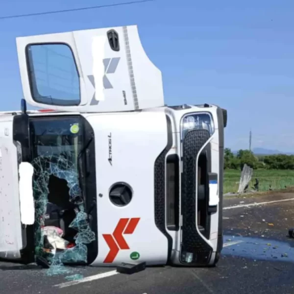 Autostrada, incidente sull’A5 Torino-Aosta a Volpiano: tir ribaltato dopo lo scontro con un’auto