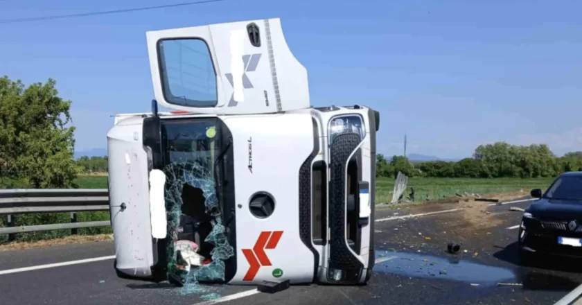 Autostrada, incidente sull’A5 Torino-Aosta a Volpiano: tir ribaltato dopo lo scontro con un’auto