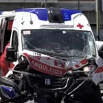 Torino, ambulanza in emergenza si scontra con due auto a un incrocio: diversi feriti, due gravi