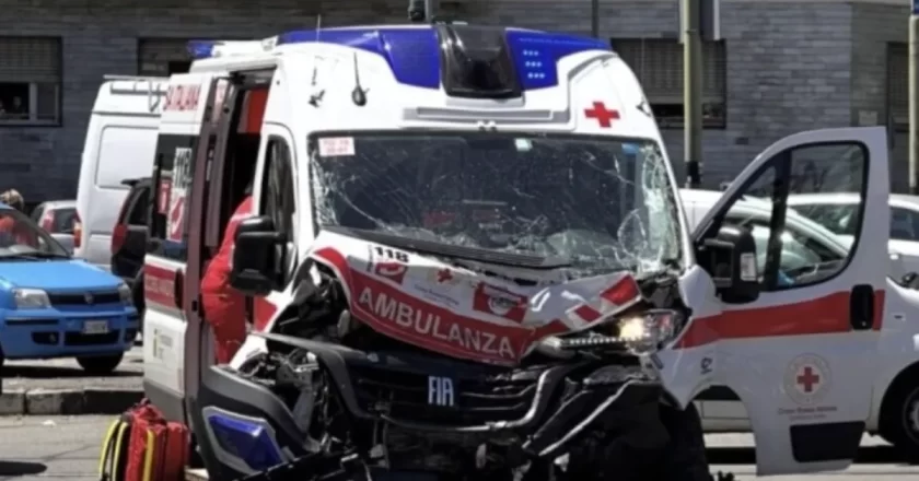 Torino, ambulanza in emergenza si scontra con due auto a un incrocio: diversi feriti, due gravi