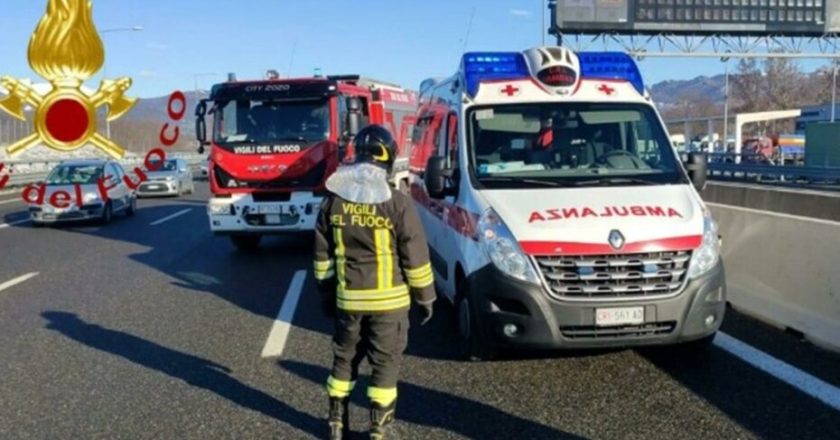 Incidente in autostrada, coinvolti più mezzi: circolazione interrotta e code