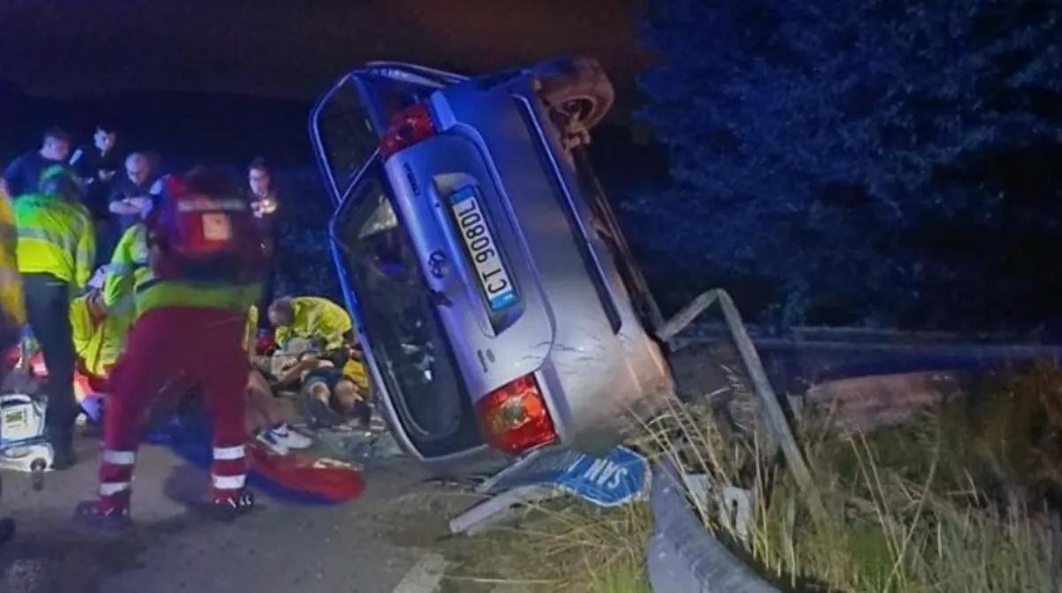 Una strada provinciale di notte con i lampeggianti dei soccorsi, a illustrare l'incidente mortale avvenuto a Marcaria, nel Mantovano