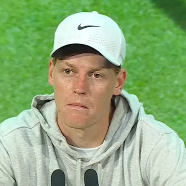 Sinner ai quarti di Wimbledon, battibecco in conferenza: “Sembra tu conosca la situazione meglio di me”