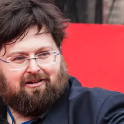 Mario Adinolfi ai domiciliari: accuse di truffa ed evasione per le “scommesse collettive”