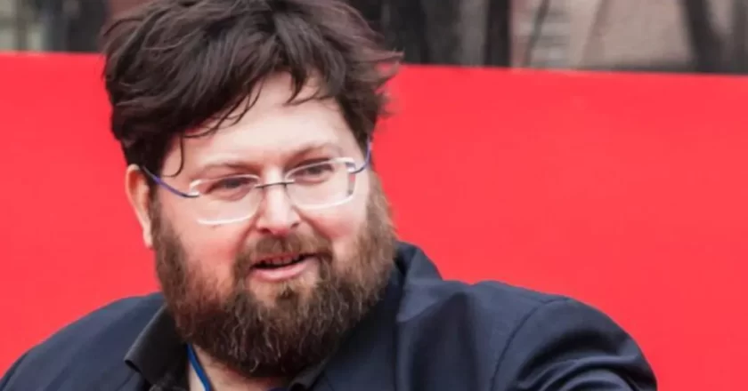 Mario Adinolfi ai domiciliari: accuse di truffa ed evasione per le “scommesse collettive”