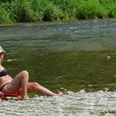 Multata per il t*pless sul fiume a Cividale, fa ricorso: il caso finisce davanti al giudice di pace