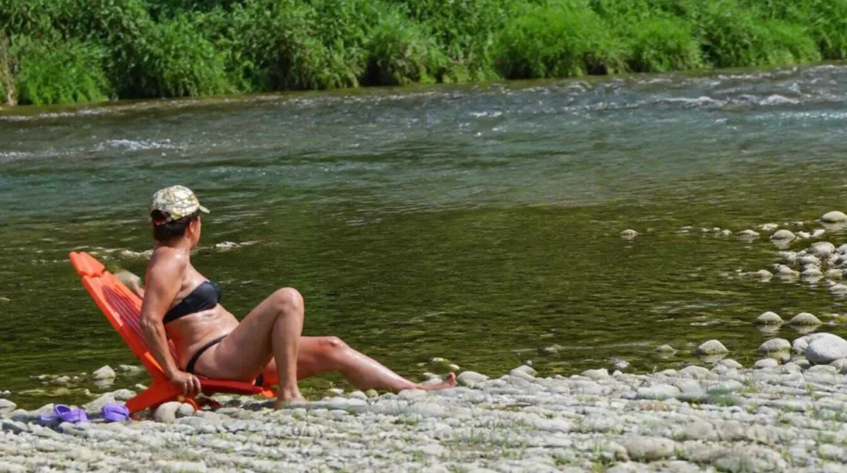 Il fiume Natisone con un antico ponte in pietra a Cividale del Friuli, a illustrare il caso della multa per topless finito davanti al giudice