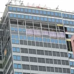 New York, allarme per un grattacielo di Midtown: colonne piegate e zona transennata