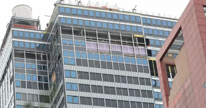 New York, allarme per un grattacielo di Midtown: colonne piegate e zona transennata