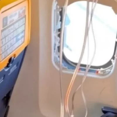 Paura su un volo Ryanair: motore in avaria e finestrino distrutto, passeggero rischia di essere risucchiato
