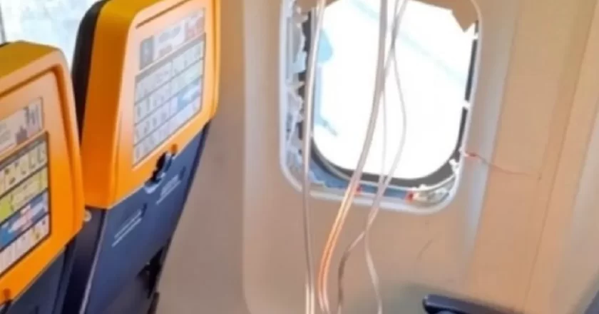 Paura su un volo Ryanair: motore in avaria e finestrino distrutto, passeggero rischia di essere risucchiato