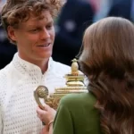Kate Middleton premia Sinner a Wimbledon, ma il suo cappello “viola” il dress code del Royal Box