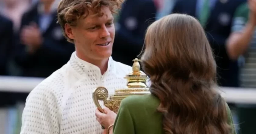 Kate Middleton premia Sinner a Wimbledon, ma il suo cappello “viola” il dress code del Royal Box