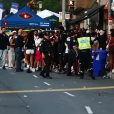 Spari al festival della salsa a Toronto: due morti e sei feriti, killer in fuga