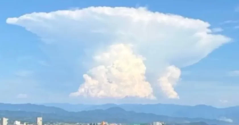 “Sembra una bomba atomica”: cos’è la gigantesca nube apparsa dopo il terremoto