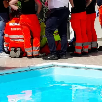 Tragedia in hotel, bimba di 4 anni muore annegata nella piscina: indagini in corso