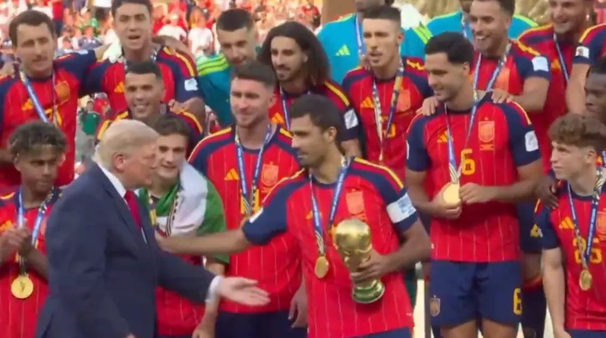 Donald Trump premia la Spagna campione del mondo insieme al presidente FIFA Gianni Infantino al MetLife Stadium