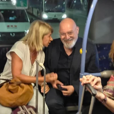 Vannacci sul pullman con i big del Pd: la battuta social scatena il dibattito