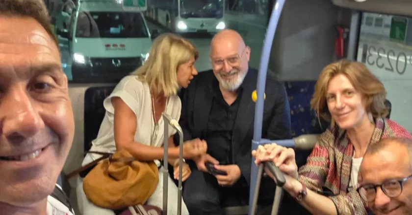 Vannacci sul pullman con i big del Pd: la battuta social scatena il dibattito