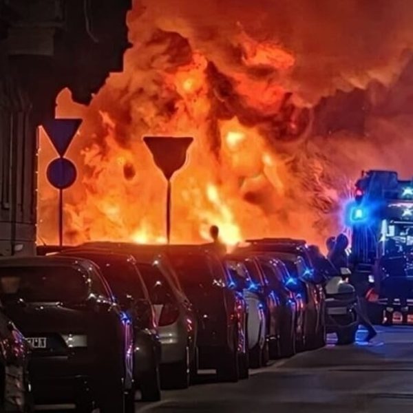 Maxi incendio in Italia, auto in fiamme e persone evacuate: la situazione